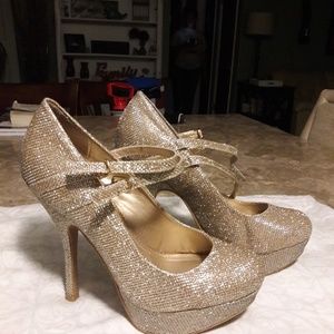 Sparkly gold high heals